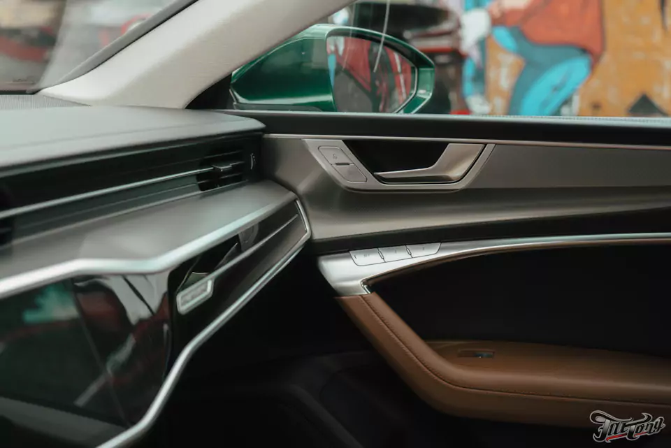 Оклеили Audi A7 изумрудным винилом и защитили полиуретаном, окрасили суппорта с логотипами, провели химчистку и обработали кожу керамикой